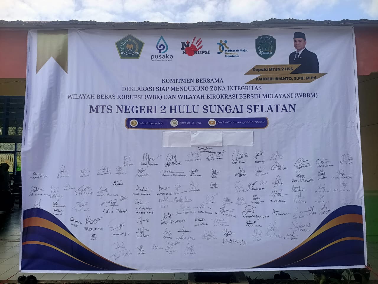 Bukti Komitmen: Spanduk Deklarasi ZI MTsN 2 HSS Penuh Tanda Tangan