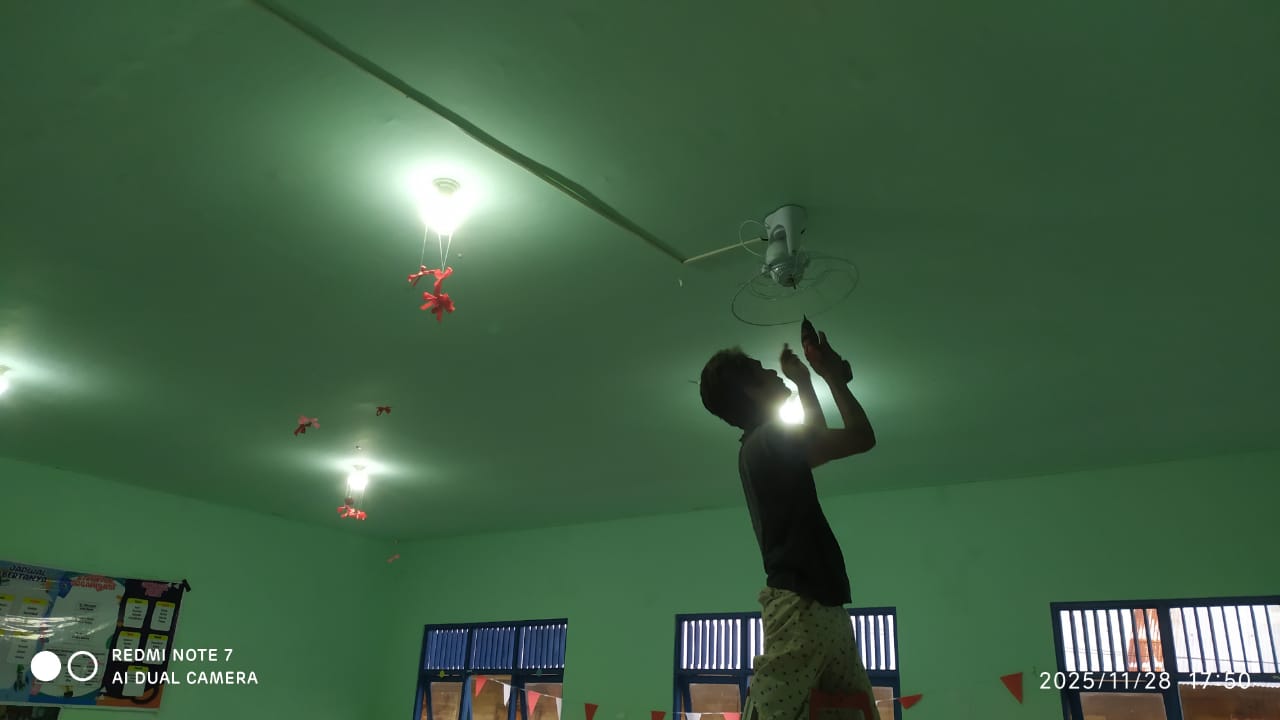 Tambah Fasilitas Baru, MTsN 2 HSS Pasang Kipas Angin di Ruang Kelas