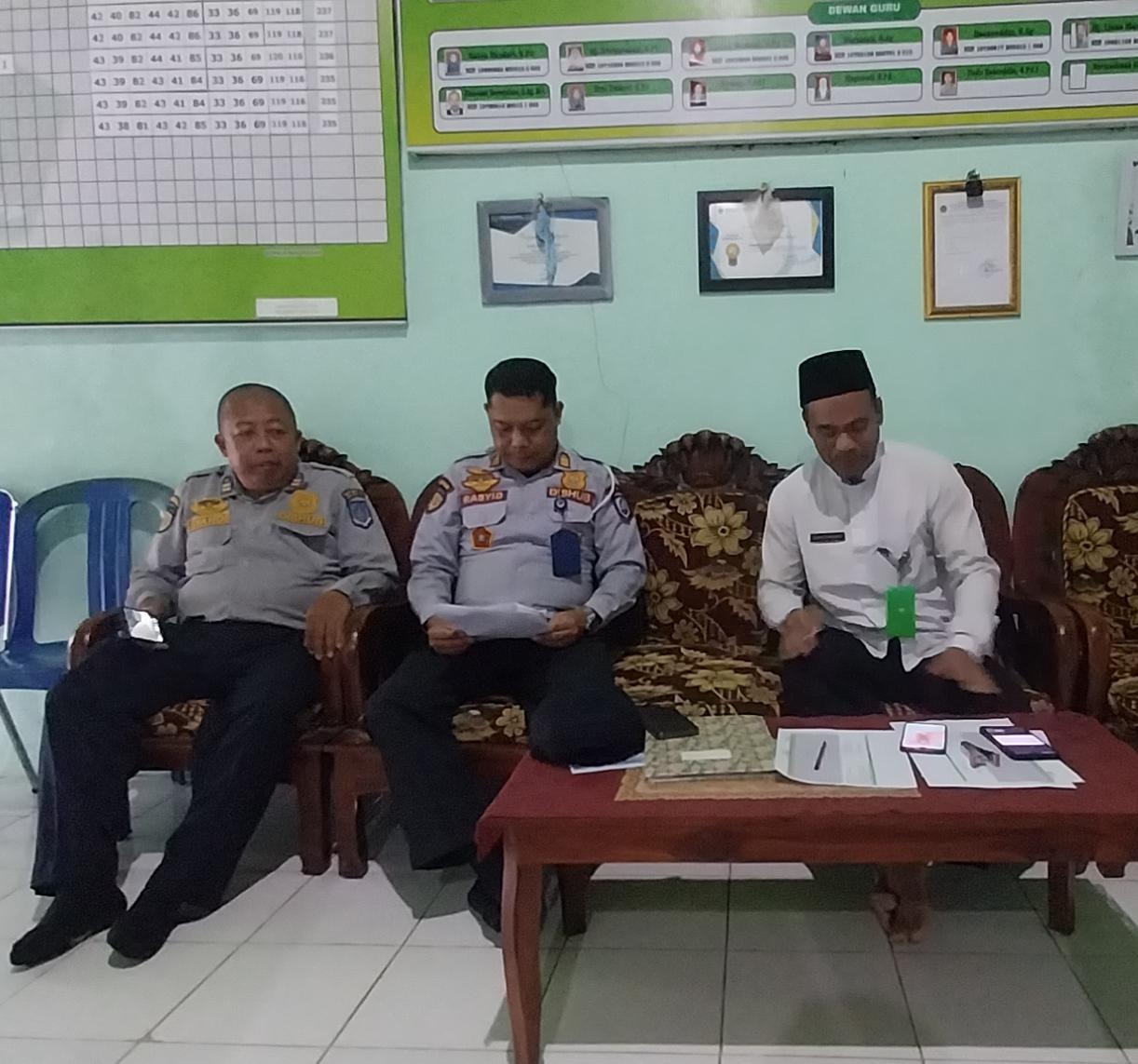 Respon Cepat Permohonan Keamanan Jalan, Dishub Kab. HSS Kunjungi MTsN 2 HSS