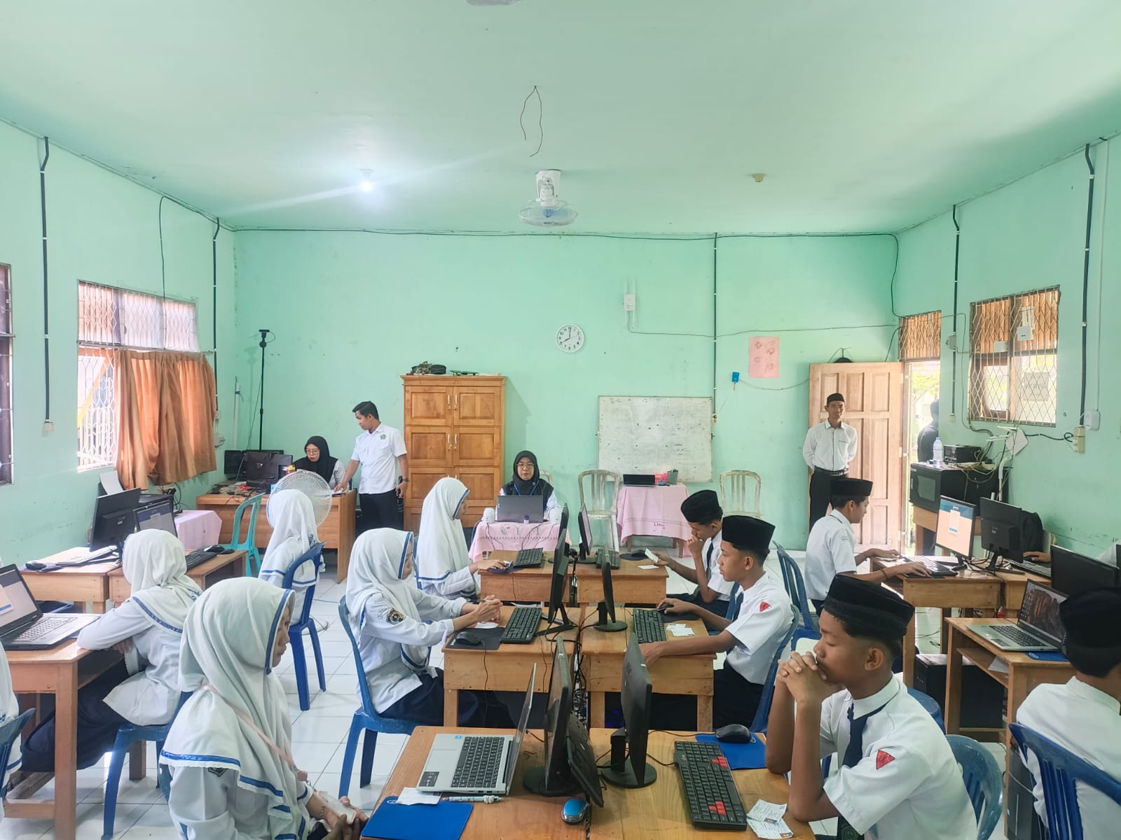 Tangguh Menghadapi Kendala Teknis, MTsN 2 HSS Sukses Gelar TKA Kelas 9 Gelombang 3